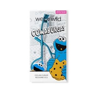 Wet N Wild Sesame Street Collection COWABUNGA! Eyelash Curler with Fuzzy Charm